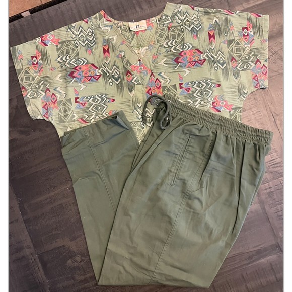 Scrubs Set - Southwest Print Short Sleeve Top and Bottoms - Green - Sz S/8 - Picture 1 of 9